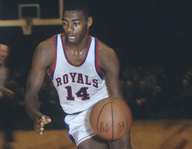 76人多点开花，半场狂轰11记三分得到69分